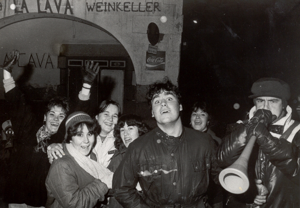 Estudiants fent la ronda de serenates, 1985. AMSFG. Col·lecció Municipal d’Imatges (Procedència: El Punt Diari/ Autor: Joan Comalat)