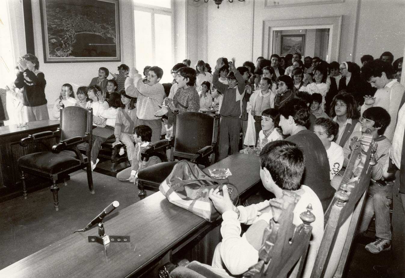 Lliurament de premis de la Mostra Literària de Sant Jordi a la Sala de Plens de l’Ajuntament de Sant Feliu de Guíxols, 23 d’abril de 1986 AMSFG. Col·lecció Municipal d’Imatges (Procedència: El Punt/Autor: Enric Estarlí)