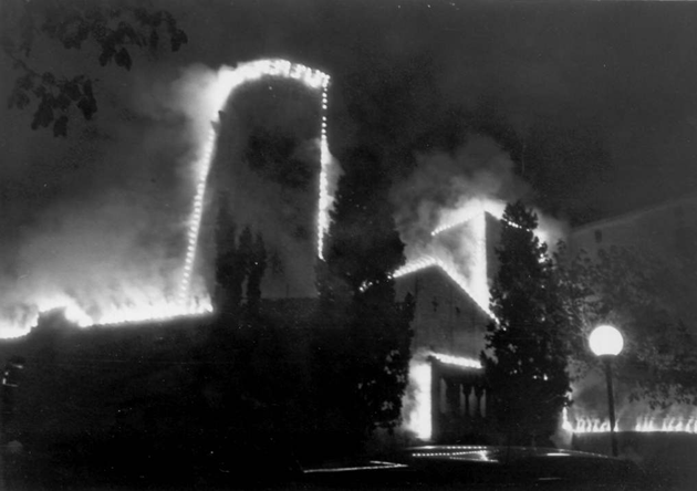 Vista de l’església parroquial de la Mare de Déu dels Àngels i del Monestir durant el correfoc de la Festa Major de l’any 1986 Procedència: El Punt/Avui (Autor desconegut)