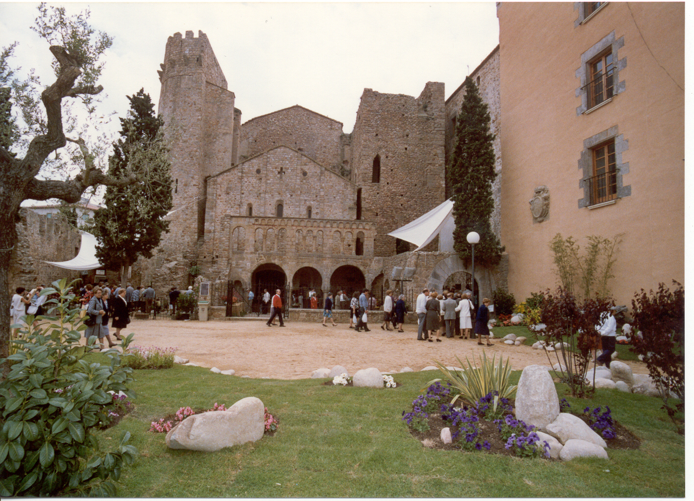 Detall de la plaça del Monestir durant el Concurs exposició de plantes i flors, 1990 AMSFG. Col·lecció Municipal d’Imatges (Autor desconegut)