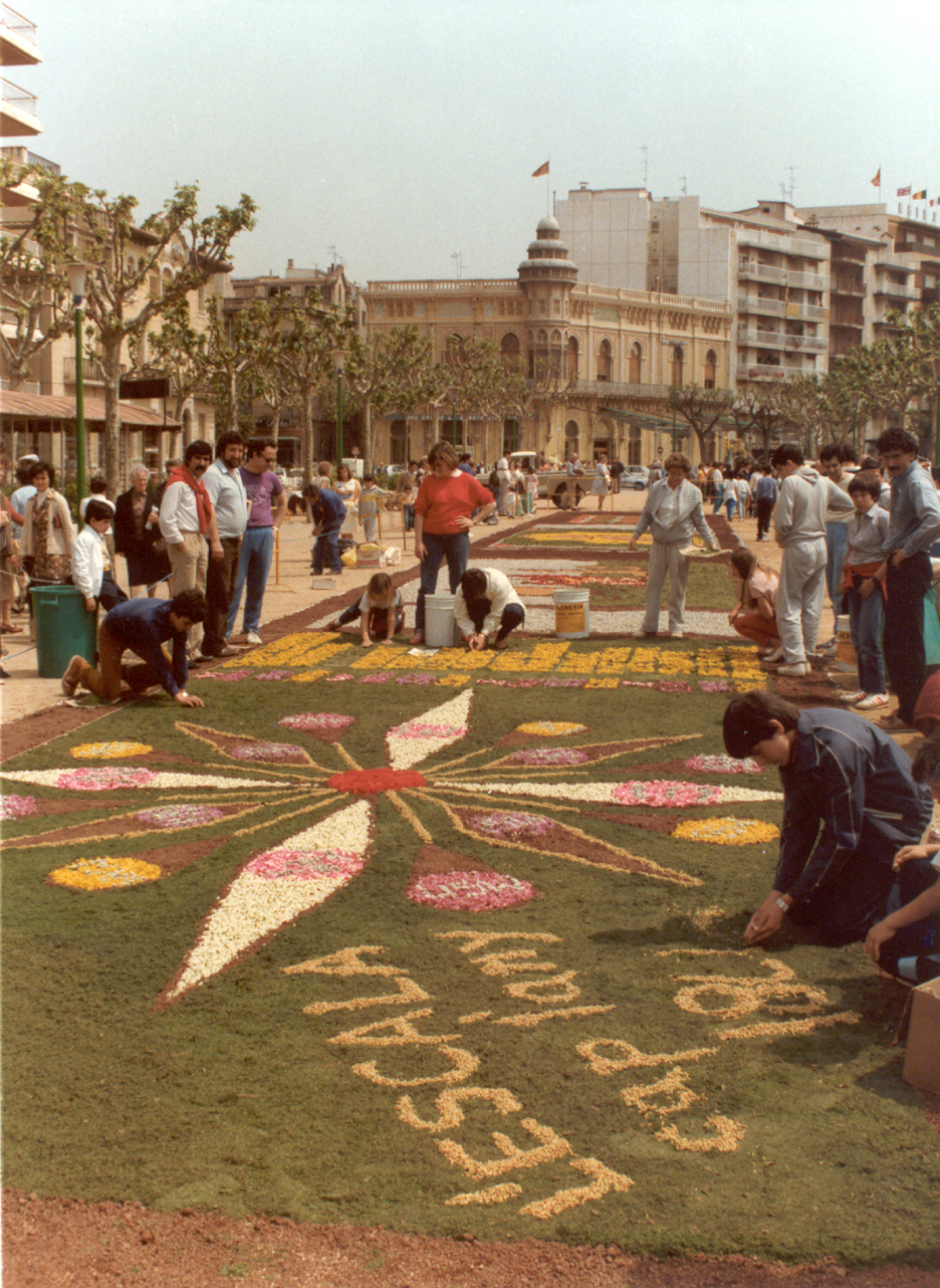 Catifes de flors al passeig del Mar, 1984 AMSFG. Col·lecció Municipal d’Imatges (Autor desconegut)