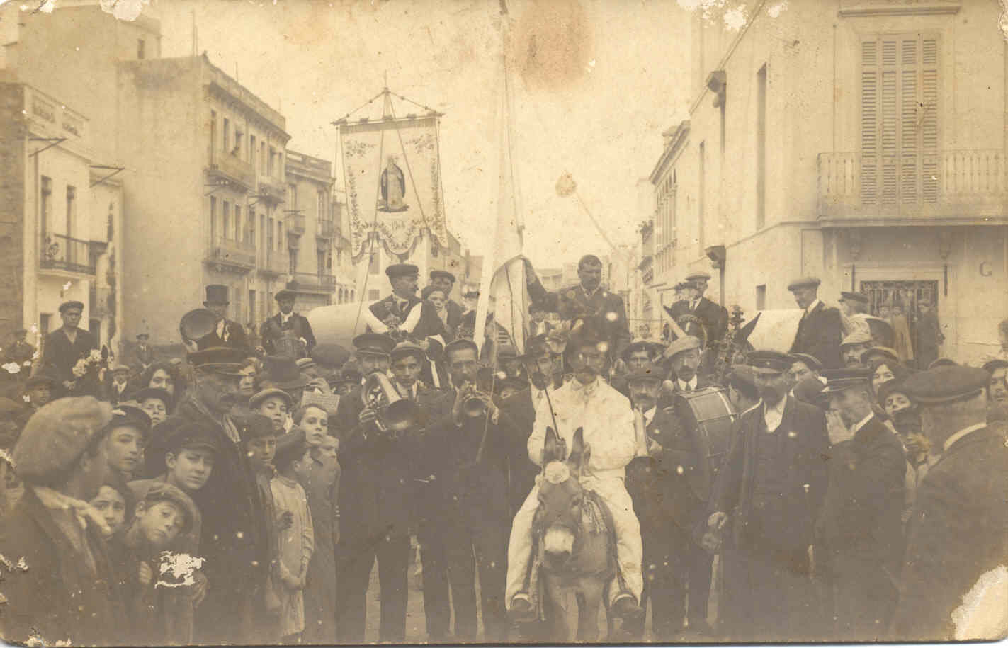 Desfilada de 1915 a l’actual avinguda Juli Garreta. AMSFG. Col·lecció Espuña-Ibáñez (Autor desconegut)