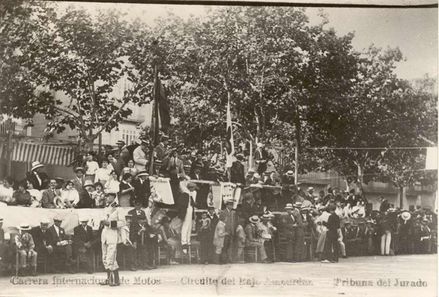 Detall del passeig del mar amb la tribuna de la Carrera Internacional de Motos, organitzada la Festa Major de l’any 1914 AMSFG. Col·lecció Espuña-Ibáñez (Autor desconegut)