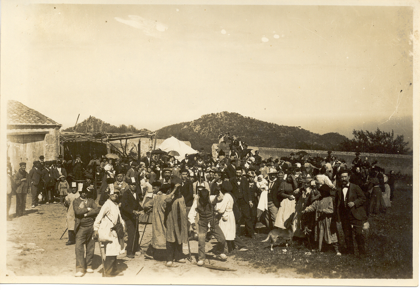 Romeus a la Divina Pastora durant el camí de tornada de Sant Baldiri, 1909 AMSFG. Col·lecció Espuña-Ibáñez (Autor desconegut)