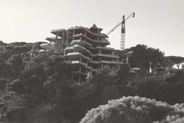 Construcció de l’edifici Les Piràmides, a la Volta de l’Ametller, any 1981 AMSFG. Col·lecció Municipal d’Imatges (Foto Cine Antorcha)