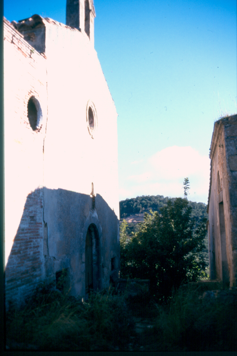 Vistes de la capella i el mas de Sant Baldiri, 1999 AMSFG. Col·lecció Municipal d’Imatges (Autor: Sílvia Alemany)