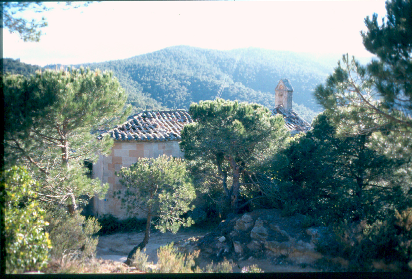 Vistes de la capella i el mas de Sant Baldiri, 1999 AMSFG. Col·lecció Municipal d’Imatges (Autor: Sílvia Alemany)