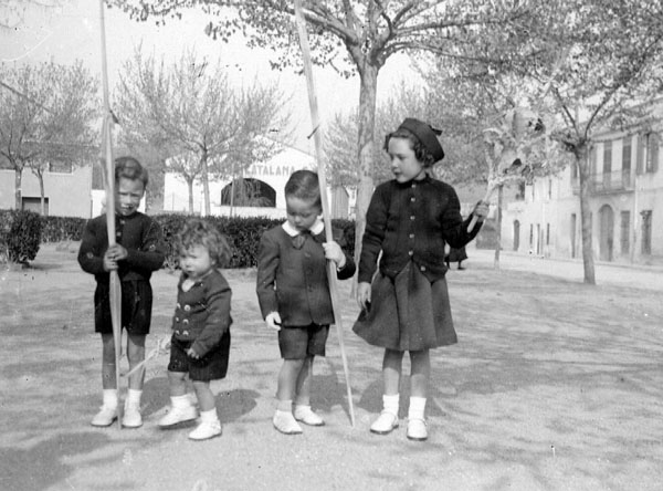 Nens arreglats per beneir els rams a la plaça del Monestir, mitjan segle XX. AMSFG. Fons Pere Ros (Autor: Pere Ros)