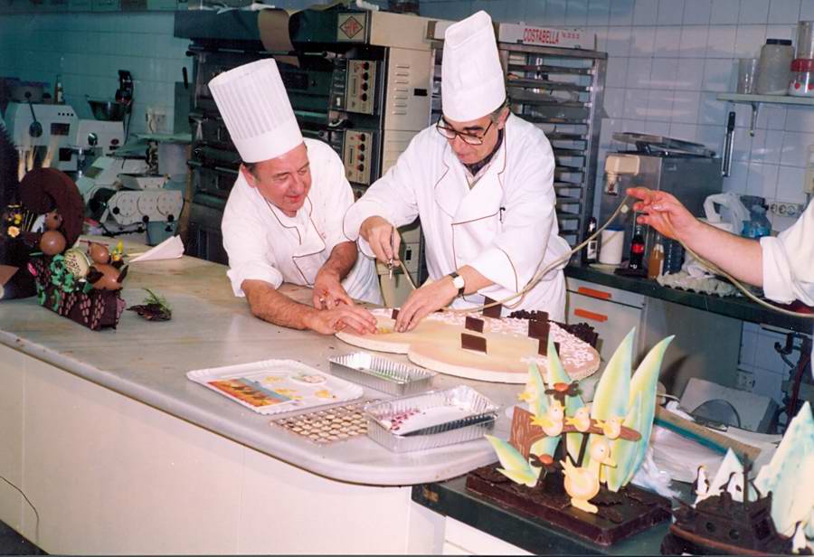 Preparació de mones de Pasqua a l’obrador de la pastisseria Gironès, cap al 1991. AMSFG. Fons Albert Gironès (Autor desconegut)