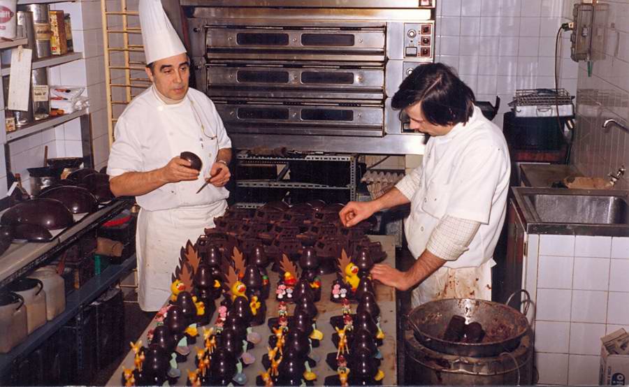 Preparació de mones de Pasqua a l’obrador de la pastisseria Gironès a mitjan dècada dels vuitanta. AMSFG. Fons Albert Gironès (Autor desconegut)